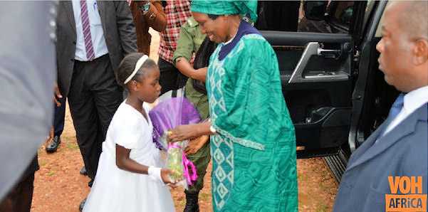 Betty presenting flowers to the Zambian Vice President